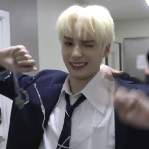 Стикер из набора 𝐻𝑢𝑒𝑛𝑖𝑛𝑔 𝐾𝑎𝑖:; 😊 by @kpopstickerssss для Телеграм: Статические 😊