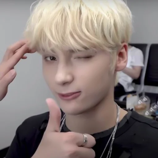 Стикер из набора 𝐻𝑢𝑒𝑛𝑖𝑛𝑔 𝐾𝑎𝑖:; 😊 by @kpopstickerssss для Телеграм: Статические 😊