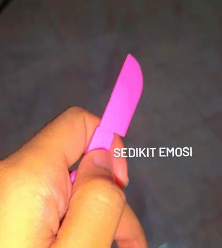Стикер из набора komtholll by @MaACHAaaLATEe для Телеграм: Статические 🥰