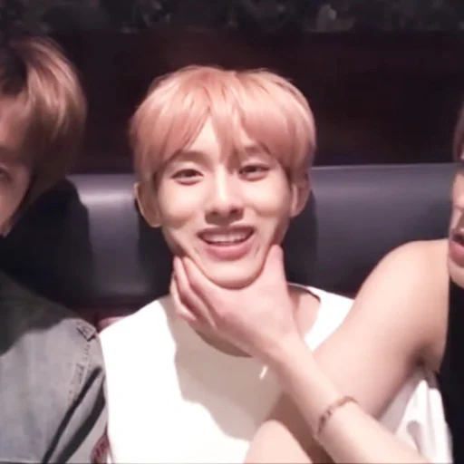Стикер из набора winwin 2 ᝢ by @pitchestdark для Телеграм: Статические 🍣